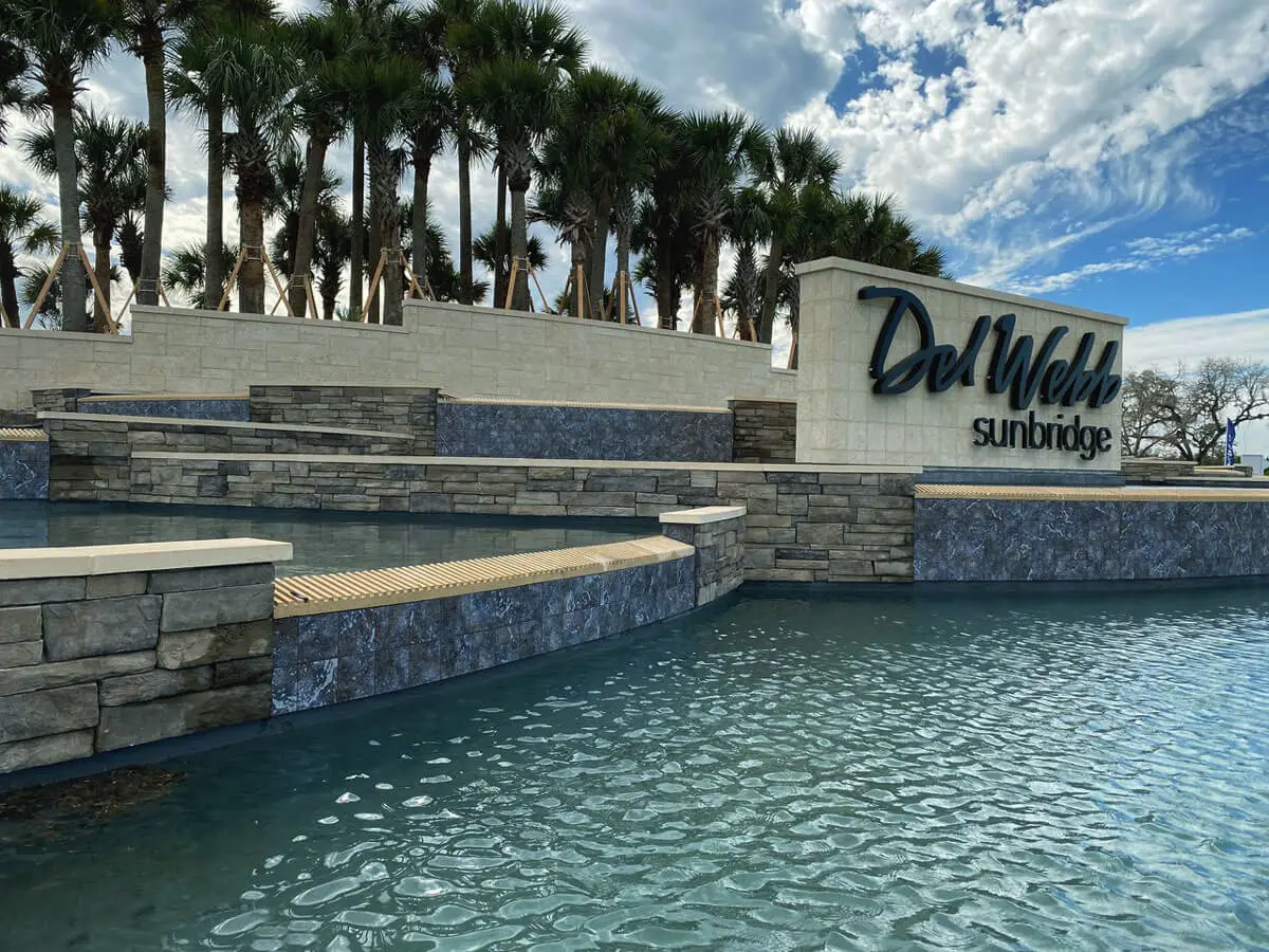 Del Webb Entry Fountain with Weir Color Rico